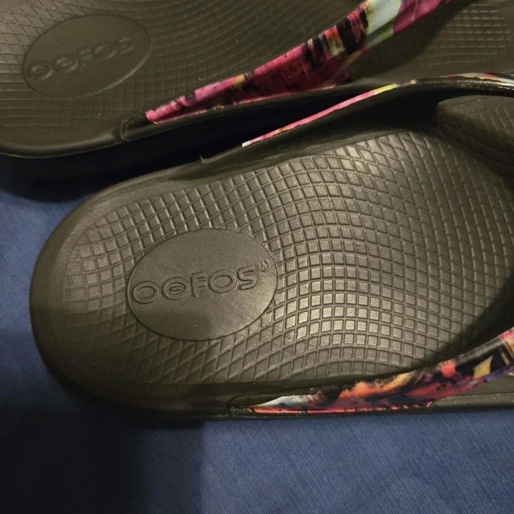 OOFOS Sandals Womens Size 7/38 Multicolor Tie Dye Flip Flop foam Comfort Summer - Picture 8 of 9